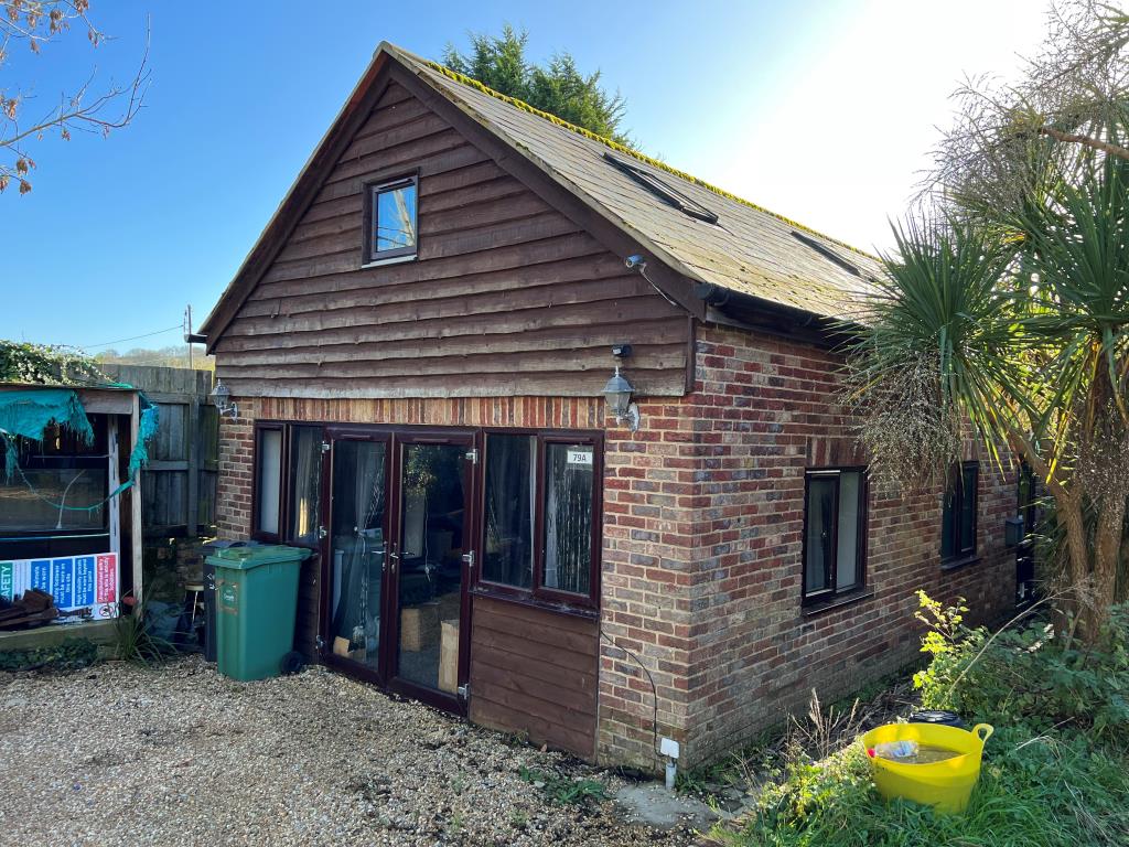 Lot: 80 - FOUR FLATS AND A DETACHED CHALET BUNGALOW FOR INVESTMENT - Detached Chalet Bungalow